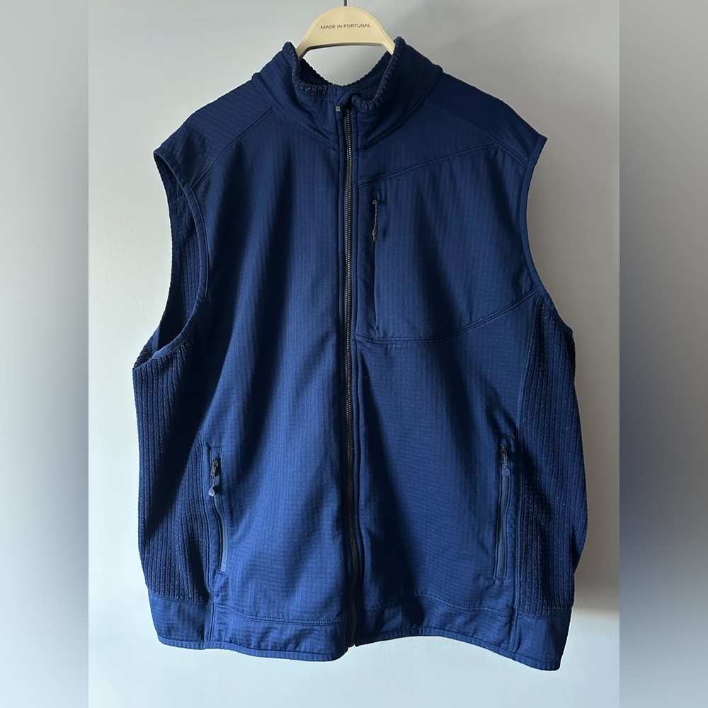 Vineyard Vines Blue Sleeveless Vest for Outdoor Comfort